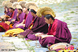 喇嘛在米拉日巴佛阁的大经堂外辩经。 中国网图片库  赖鑫琳/摄