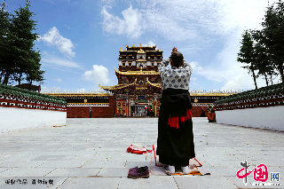 一名教徒在米拉日巴佛阁外虔诚地朝拜。 中国网图片库  赖鑫琳/摄