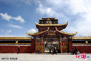 几名游客在米拉日巴佛阁内游览。 中国网图片库  赖鑫琳/摄