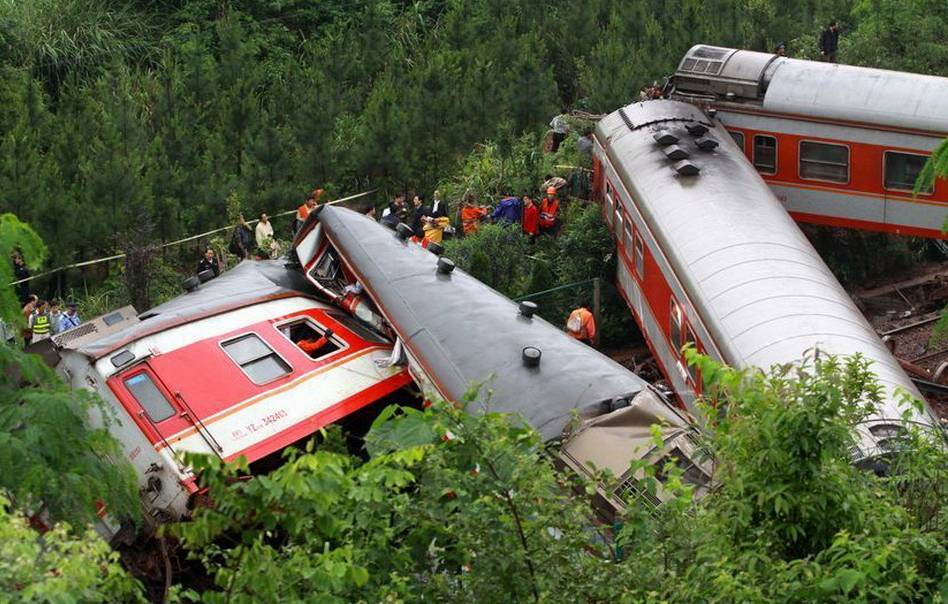 西班牙列车脱轨已致80人遇难为避免晚点而疯狂超速