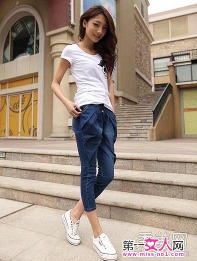 <em>高腰牛仔裤街拍</em> 腰腹处必备金属纽扣(组图)_资