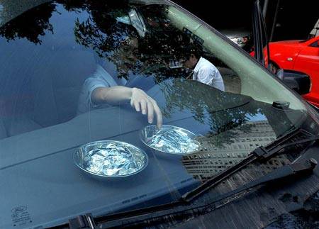 高温下汽车成烤箱 牛肉大虾被烤熟