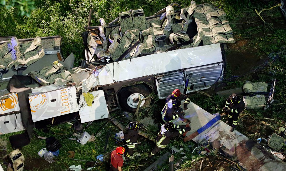 意大利巴士坠谷事故检察院将调查事故原因