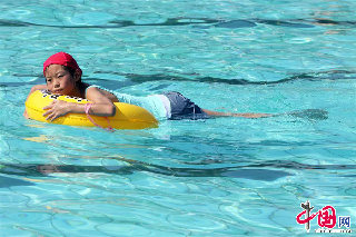 2013年7月30日，浙江省嘉善县不少市民在泗洲游泳池内享受清凉，连续高温天气让游泳池成了很多市民们避暑选择。中国网图片库  胡凌翔摄影