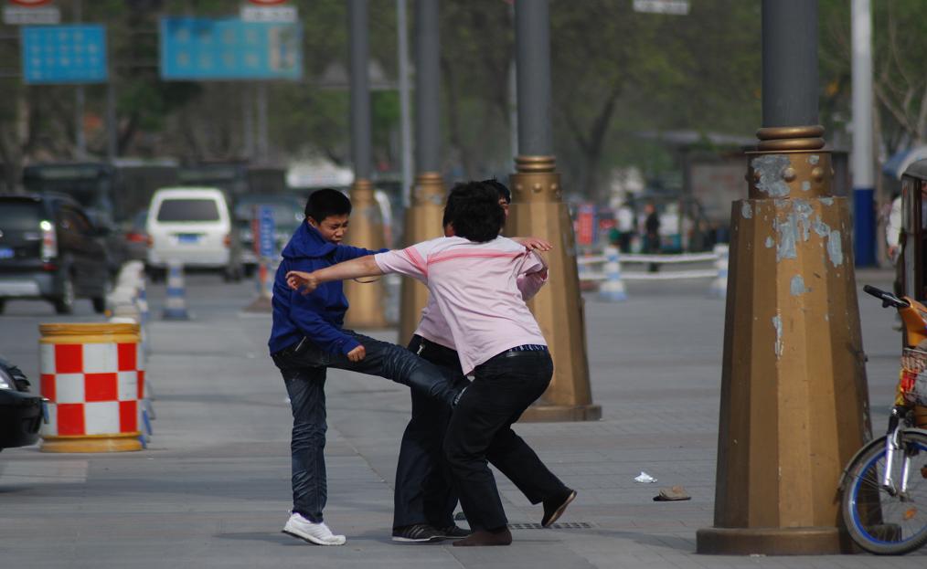 社会青年打架斗殴图片
