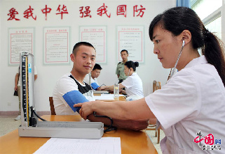 8月1日，在江苏省连云港市赣榆县征兵体检站，应征青年在接受血压检查。 （中国网图片库 司伟摄）