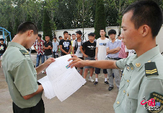 8月1日，在江苏省连云港市赣榆县征兵体检站，应征青年在等候检查。（中国网图片库 司伟摄）