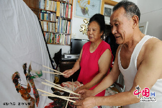 以前都是制作出驴皮影给大家欣赏，近期，夫妇二人买了灯具、幕布，琢磨着开始练习为大家表演皮影节目。中国网图片库 王海滨摄