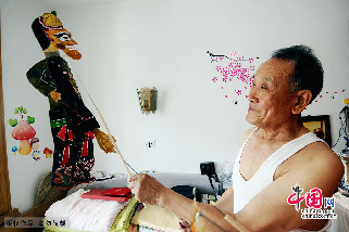 刘尚仪最得意的一件自己收藏的作品，清代的皮影人物，书上考证过，距今已有180多年的历史。中国网图片库 王海滨摄