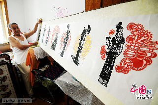 刘尚仪5米长的一幅大作金陵十二钗。刀工讲究，人物经典。中国网图片库 王海滨摄