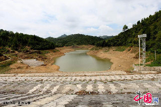 8月1日，贵州紫云自治县干枯的水库。中国网图片库 卢维/摄