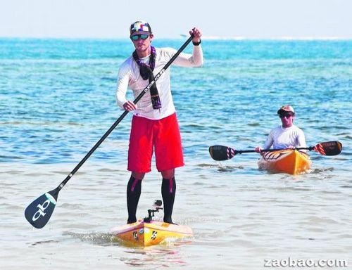 美国男子全程站立划桨横渡佛罗里达海峡 美国男子全程站立划桨横渡佛罗里达海峡