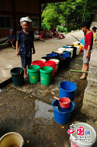 8月3日，黔东南州台江县革一乡北方村桃树榜4组5组的村民24小时排队接水。摄影：中国网图片库 杨超