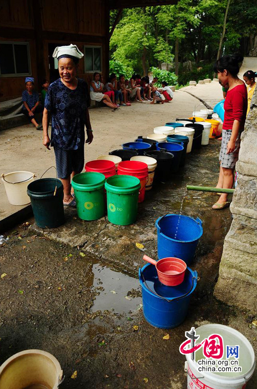 8月3日,黔东南州台江县革一乡北方村桃树榜4组5组的村民24小时排队接