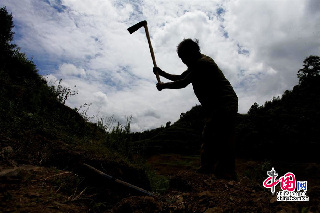 图为村民在挖沟埋水管。摄影：中国网图片库 卢维