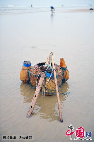 这是渔民用的虾箩，四周拴着三个密封的葫芦，除了起到漂浮的作用之外，葫芦内还可以放置酒水和食物。捕捞到的小虾，就放在虾箩内。中国网图片库 刘明照/摄
