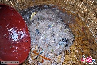 漁民捕撈上來的小蝦，裝在蝦籮裏，經過加工之後製成蝦皮。  中國網圖片庫 劉明照/攝