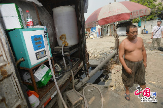2013年08月05日，四川省成都市，当着老板陈家华的面执法人员打开货厢后发现甲醇加注和计价装置一应俱全。图片来源：成都商报/CFP