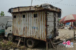 2013年08月05日，四川省成都市，甲醇被存放在一辆废弃货车的货箱里，老板为了“安全”，还在车顶上设置了水箱。图片来源：成都商报/CFP