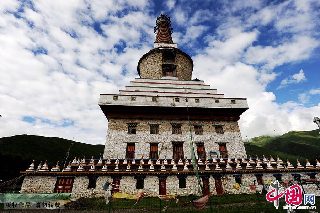 位于青海省果洛藏族自治州班玛县城郊的班玛白塔。  中国网图片库  赖鑫琳/摄