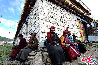 白塔外，藏民聚在一起聊天。  中国网图片库  赖鑫琳/摄