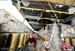 图为班玛白塔一只用于藏民修行的铃铛。  中国网图片库  赖鑫琳/摄