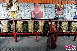 一位藏民在班玛白塔内转经筒。   中国网图片库  赖鑫琳/摄