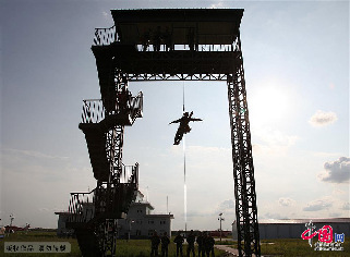 8月6日，森警直升机支队索（滑）降分队在黑龙江大庆基地开展专项训练。 中国网图片库 韩兴华 摄影