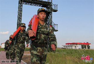8月6日，几名索（滑）降队员拿着装具离开训练场。 中国网图片库 韩兴华 摄影