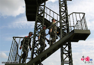 8月6日，几名索（滑）降队员正在索降塔上行进。 中国网图片库 韩兴华 摄影