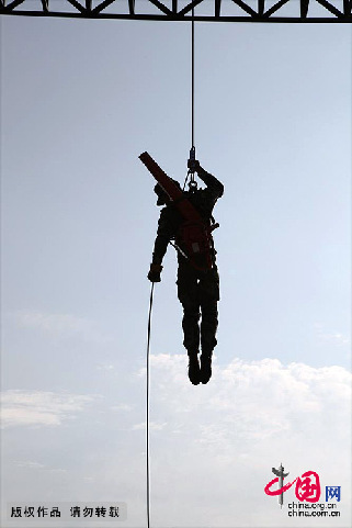 8月6日，一名官兵在实施索（滑）降。 中国网图片库 韩兴华 摄影