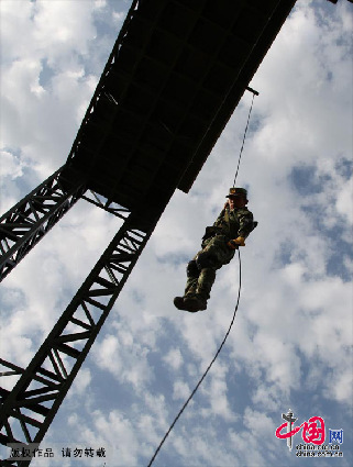8月6日，一名索（滑）降队员正在进行训练。 中国网图片库 韩兴华 摄影