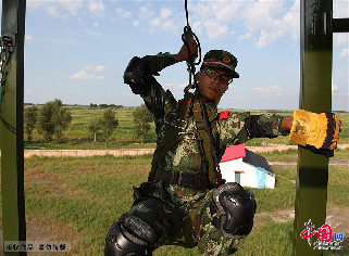 8月6日，一名索（滑）降队员准备离开索降塔。 中国网图片库 韩兴华 摄影