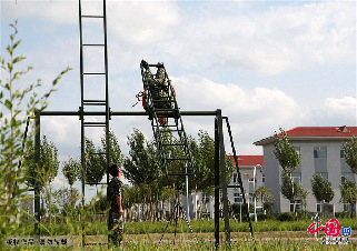 8月6日，一名索（滑）降队员进行抗眩晕训练。 中国网图片库 韩兴华 摄影