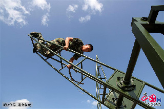8月6日，一名索（滑）降队员进行抗眩晕训练。 中国网图片库 韩兴华 摄影