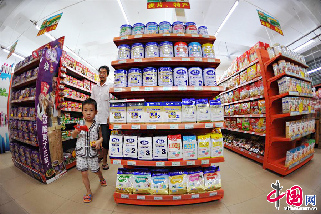 海南瓊海消費者從一家超市奶粉專櫃旁經過。 中國網圖片庫 蒙鐘德 攝影