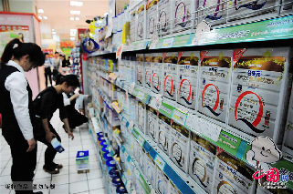 山東青島一商場擺放的“合生元”奶粉。中國網圖片庫  俞方平 攝影