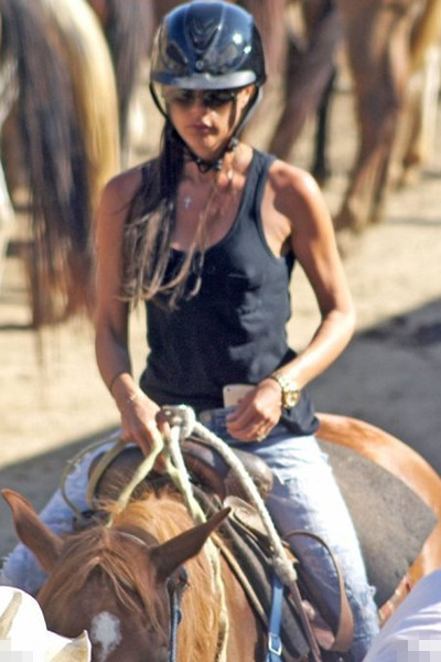小贝一家骑马出游 <em>辣妹变身</em>性感<em>女</em>骑士(组图)_