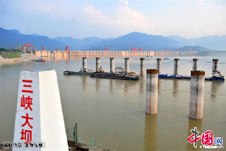 2013年8月6日，几艘船舶通过三峡大坝坝前水域准备过闸，引航柱上水位消落痕迹清晰可见。中国网图片库 张国荣 摄