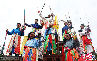 表演時(shí)演員手握花扇、花帕(毛巾)及刀、槍、劍、戟等木制兵器，伴以鑼、鼓敲擊節(jié)奏，高潮時(shí)還以鞭炮、黃煙等道具模仿古代戰(zhàn)爭時(shí)的戰(zhàn)十場景，氣勢極為壯觀。  中國網(wǎng)圖片庫 盧維/攝