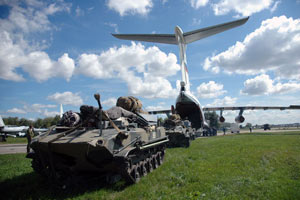组图：俄空降兵举行大规模演习 大量使用新装备