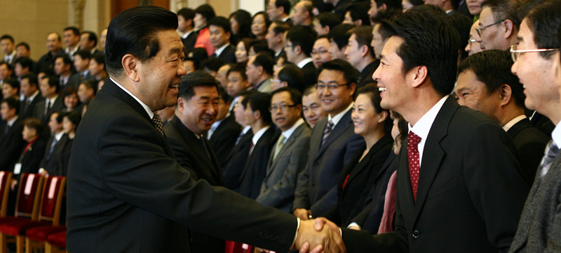 慈善颁奖典礼上 和贾庆林主席亲切握手