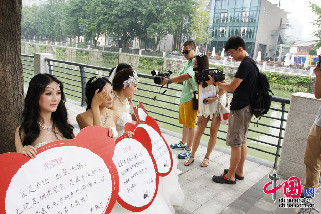 8月11日上午，成都合江亭出现六位白色俪人在“爱情斑马线”驻停拍摄爱情微电影。拍摄过程中俪人们不时语出惊人，引得过客围观拍照。