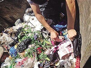 老板将30万现金当西瓜皮扔掉 环卫工捡到后归还