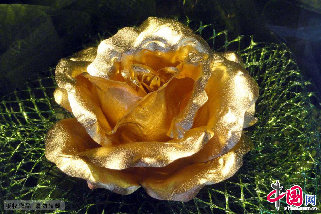 江苏苏州市一家金店推出的金箔玫瑰非常夺人眼球。尽管每朵金箔玫瑰价格高达500元左右，仍然受到一些顾客的青睐。8月12日在苏州一家金店拍摄的金箔玫瑰。中国网图片库 王建康摄