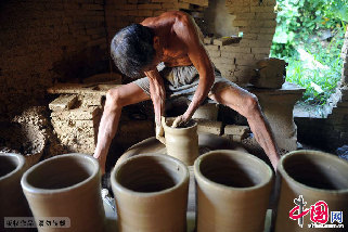 66岁的村民黎学宽老人在制作陶器。中国网图片库 蒙钟德/摄