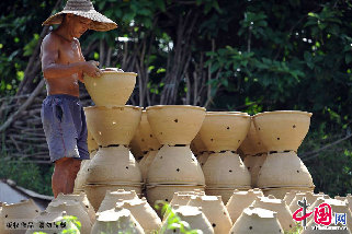 一名老人在摆放待销的陶盆。中国网图片库 蒙钟德/摄