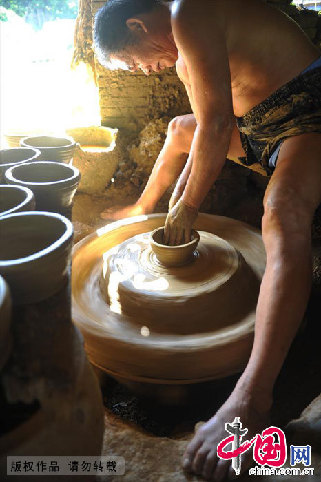 海南琼海，用手和泥是陶器生产最关键的技术活。中国网图片库 蒙钟德/摄