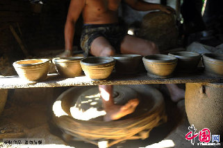 海南琼海，老师傅脚下的转盘是陶器作坊最具技术含量的生产工具。中国网图片库 蒙钟德/摄