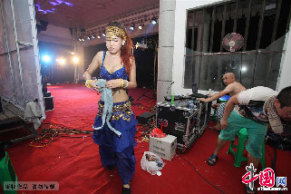 一位演员顺利演出后匆忙的退到台下，准备下一支舞蹈。 中国网图片库 吕斌摄